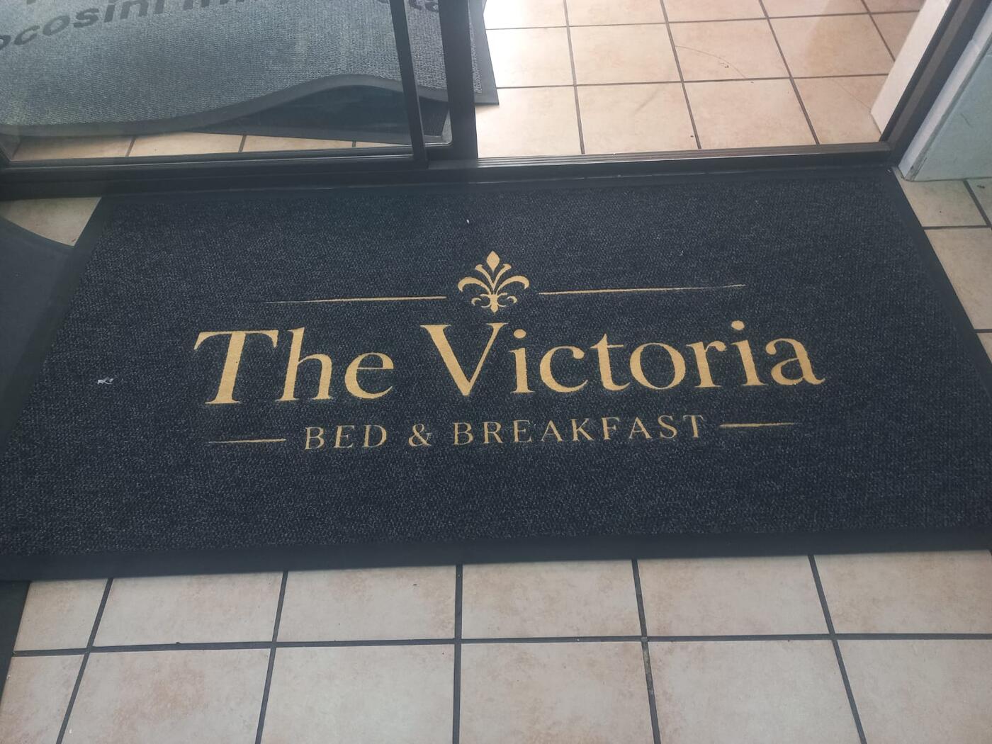 Indoor logo mat with a gold logo